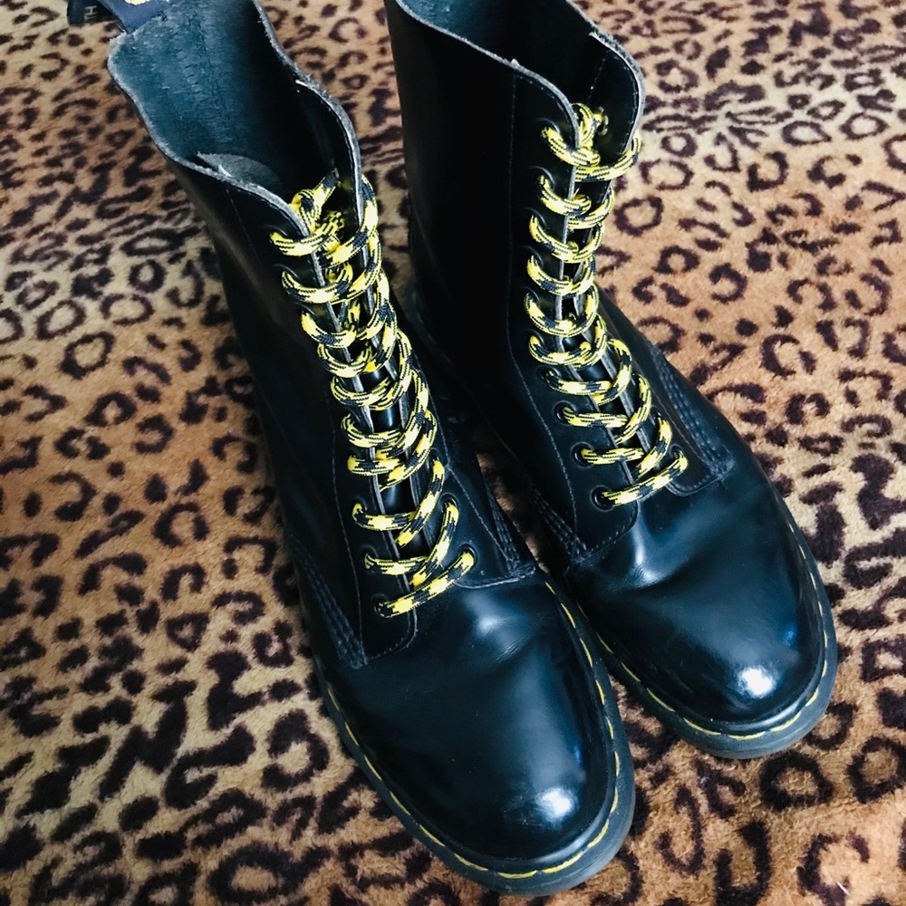 🖤 MIE 90’s 10 eye Dr. Martens combat boots